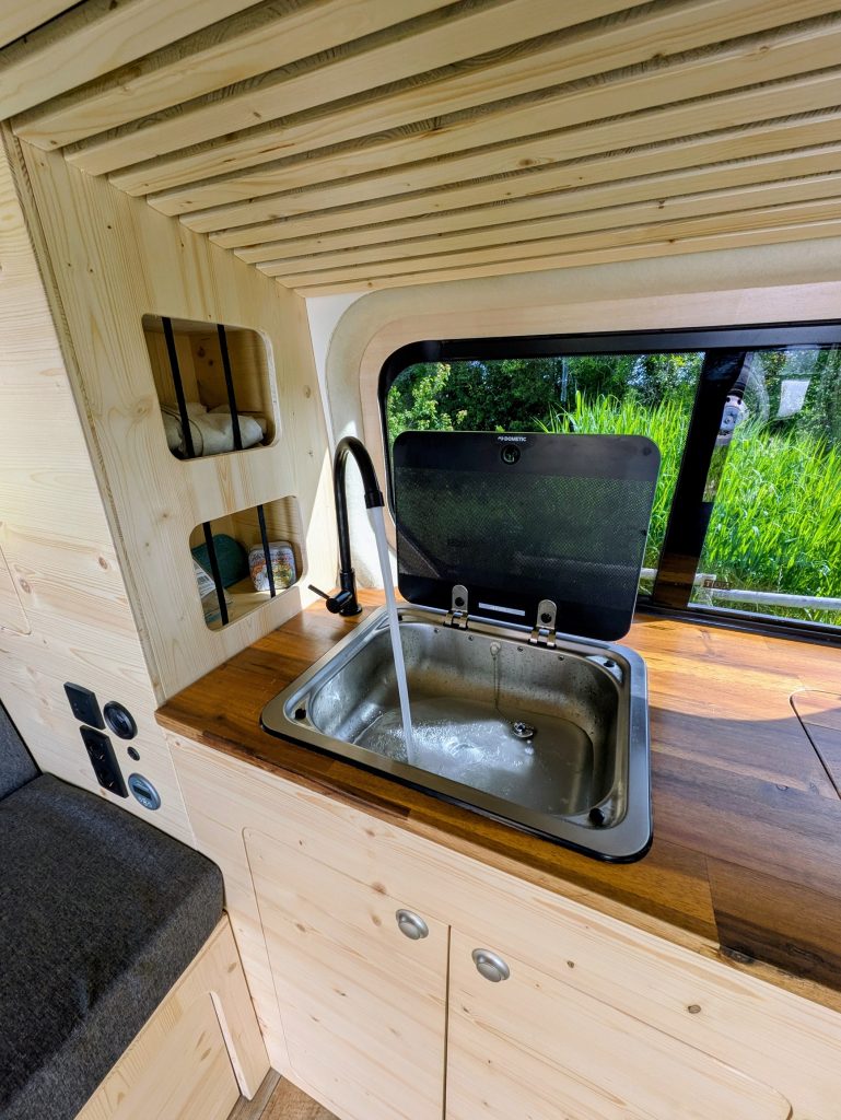 Escampette_Van_aménagé_cuisine_eau