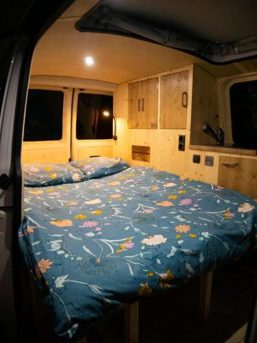 Lit-Nuit-Escampette-Van-Amenage-Fourgon-Amenagement-Bourgogne-St-Agnan